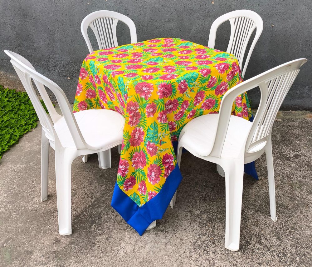 Toalha Quadrada Chita - Amarela Flor Rosa c/ Borda Azul Royal (1.5x1.5m)