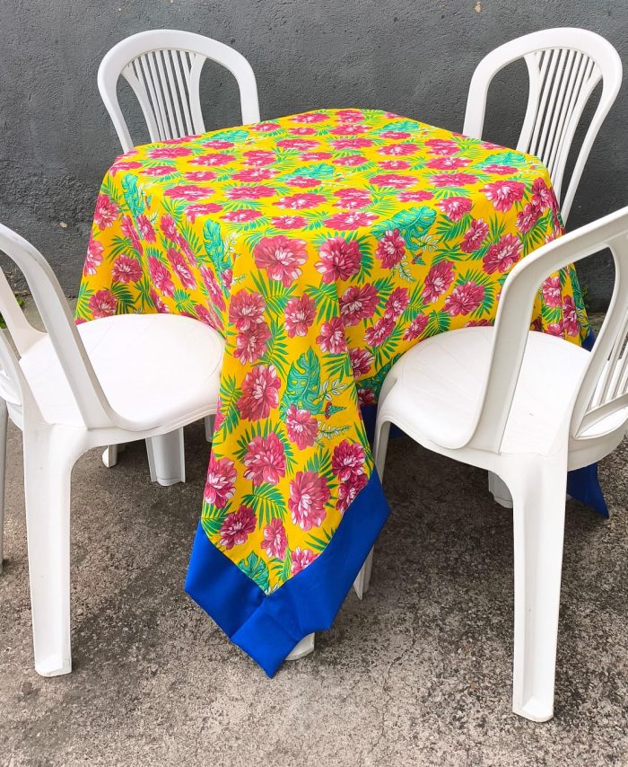 Toalha Quadrada Chita - Amarela Flor Rosa c/ Borda Azul Royal (1.5x1.5m)