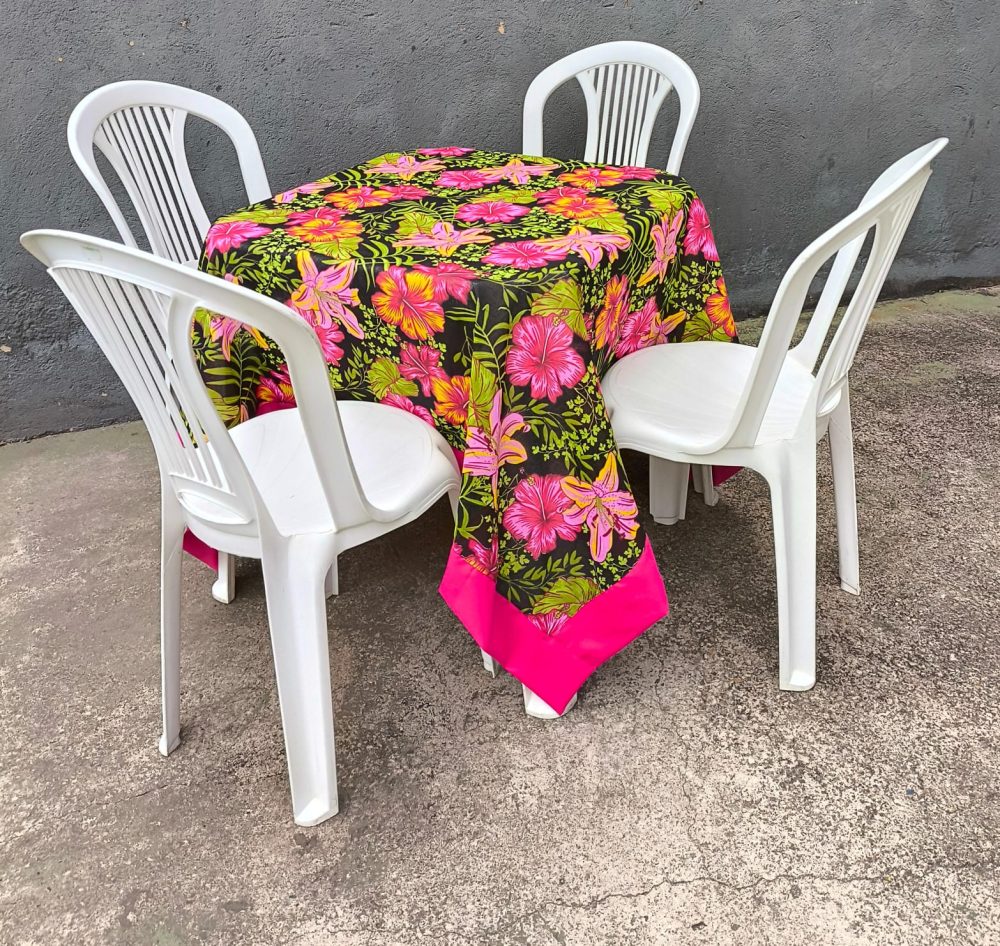 Toalha Quadrada Chita - Preta Flor Rosa c/ Borda Pink (1.5x1.5m)